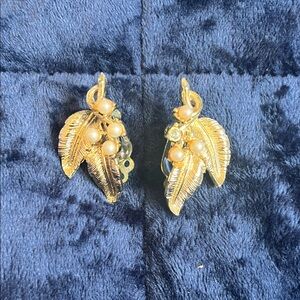 Vintage Gold tone Earrings with Pearls